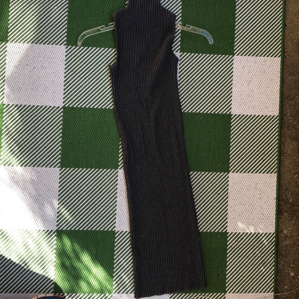 Sleeveless sweater Tube dress w/mock turtleneck. Form fitting. Size small.